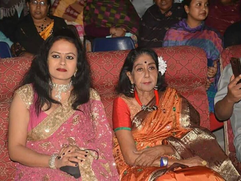 আর সদ্য তার প্রমাণ পেলেন ‘দাদাগিরি’র দর্শকেরা। রিয়্যালিটি শো-এ এসে সাবিত্রী চট্টোপাধ্যায় নিজেকে নিয়ে মস্করা করতে ছাড়লেন না। জানালেন, কেন তিনি বিয়ে করেননি।