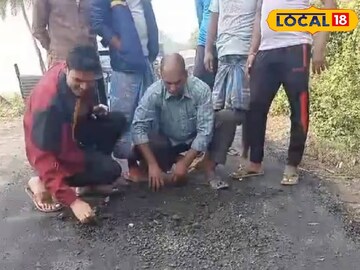 হাত দিয়ে তোলা হচ্ছে পিচের রাস্তা