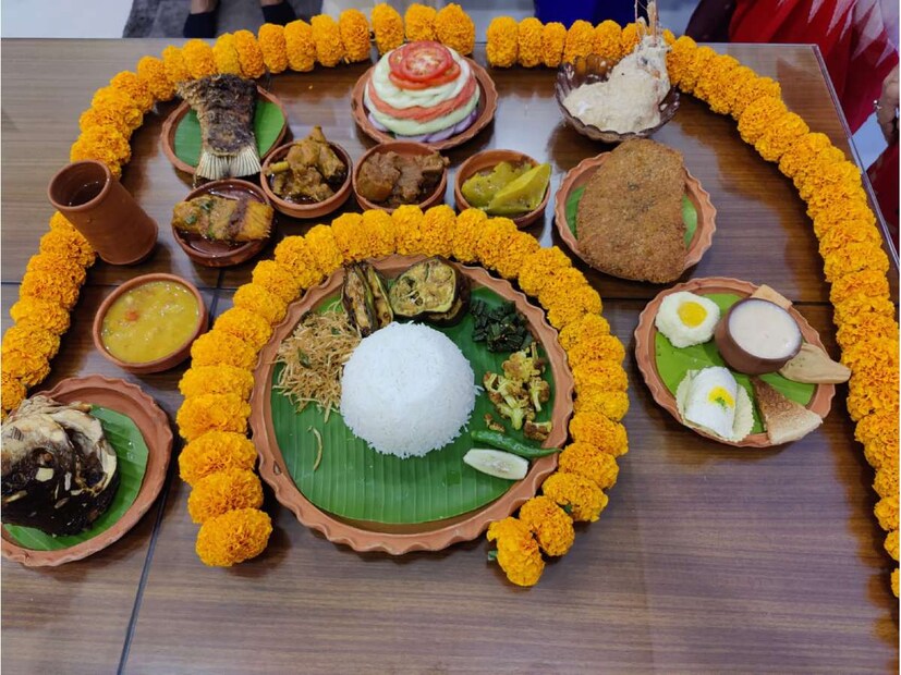 সঙ্গে রয়েছে ডাল, কাতলা মাছের ঝোল, মুরগির মাংস, পাঁঠার মাংস, গোটা মাছের মুড়ো, ল্যাজা, ফিস ফ্রাই। শেষ পাতে মিষ্টি মুখ। আমের চাটনি, পাঁচ রকমের মিষ্টি এবং মিষ্টি দই। আর সুন্দর করে কাটা স্যালাড।