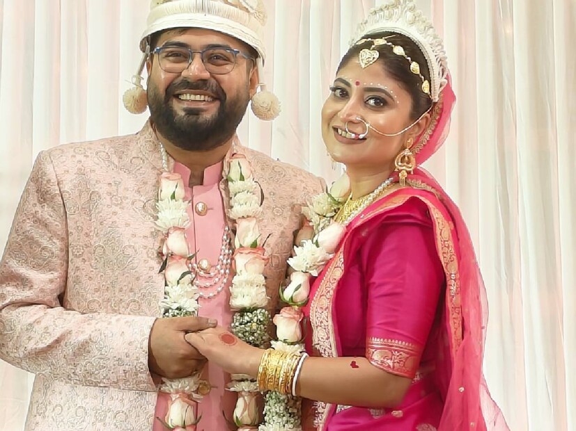 পিছিয়ে নেই বরও। হালকা গোলাপি শেরওয়ানি এবং সাদা ধুতিতে তাক লাগাচ্ছেন সৌম্য। মাথায় টোপর, গলায় বরমালা। স্ত্রীকে পাশে পেয়ে উচ্ছ্বসিত বাংলার ওটিটি প্ল্যটফর্মের চিফ অপারেটিং অফিসারপ্ল্যটফর্মের