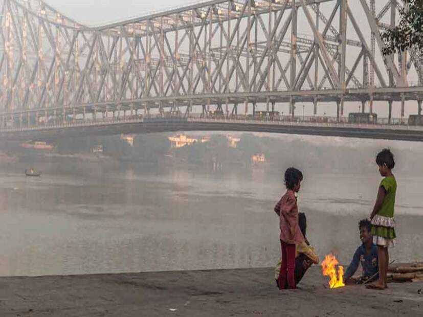 কলকাতা-সহ দক্ষিণবঙ্গে শুষ্ক আবহাওয়া থাকবে আগামী কয়েদিন। ধীরে ধীরে বাড়বে উত্তুরে হাওয়ার দাপট। আকাশে মেঘ থাকলেও আগামী কয়েকদিনে বৃষ্টিপাতের কোনও সম্ভাবনা নেই দক্ষিণে।