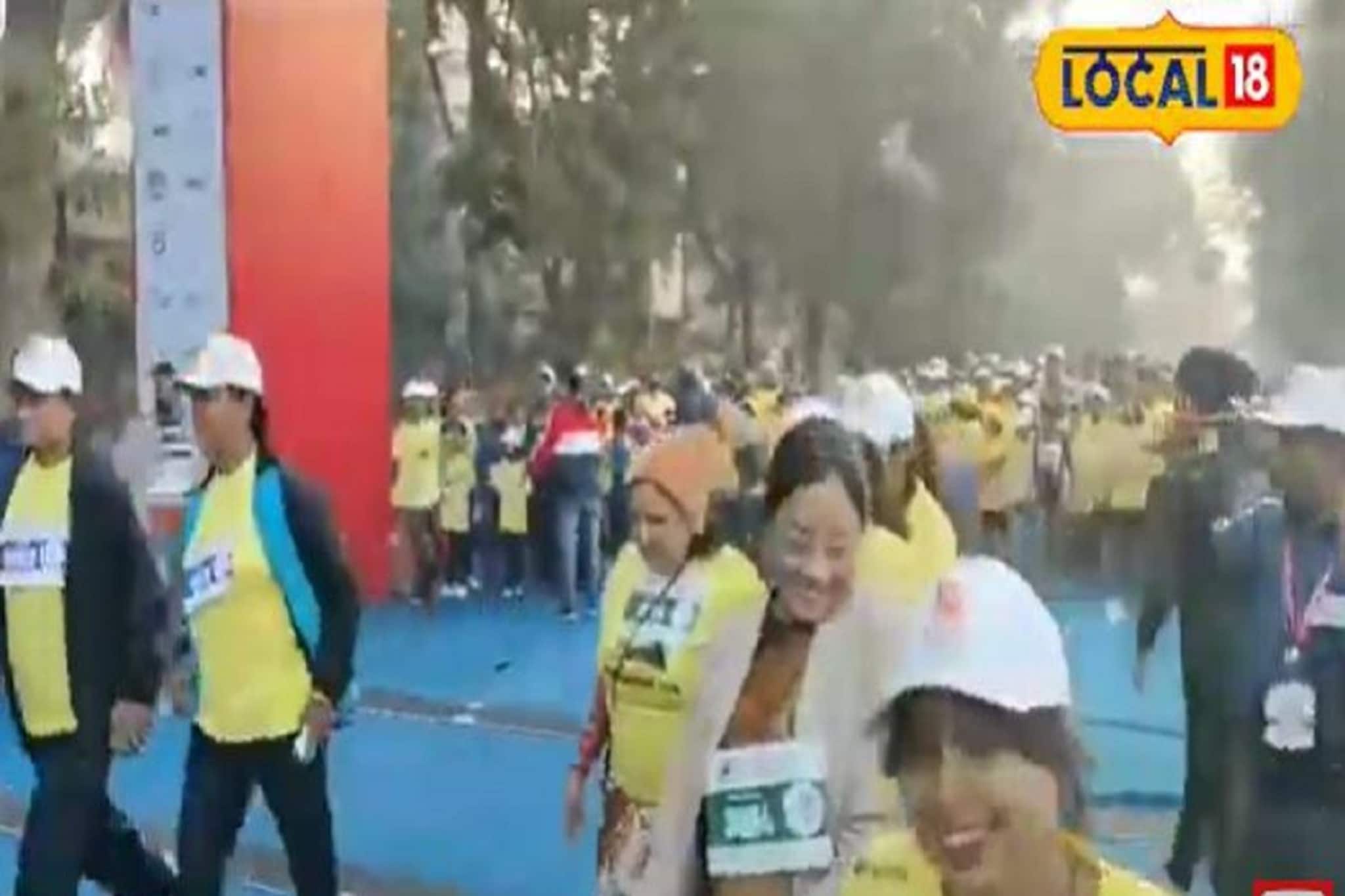 মহিলাদের 'কামাল' ফিটনেস! শাড়ি পরেই ম্যারাথনে দৌড়