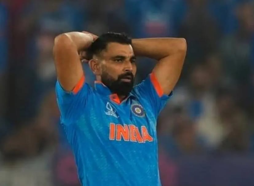 ভারতীয় দল এখন তৃতীয় পেসারের খোঁজে। জসপ্রীত বুমরাহ ও মহম্মদ সিরাজের পর তৃতীয় পেসার হিসেবে কাকে বেছে নেবে বিসিসিআই!
