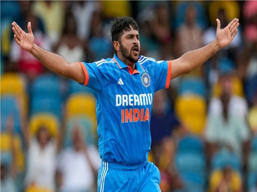 শার্দুল ঠাকুরকেকেআরে তাঁকে রিলিজ করলেও, নতুন করে নিলাম টেবল থেকে তাঁকে কম দামে তুলতে পারে৷ এই সম্ভাবনা দারুণ উজ্জ্বল শার্দুল ঠাকুরের জন্য৷ জ্বলন্ত গতিতে বল এবং শেষবেলায় কার্যকরী ব্যাটিং পারফরম্যান্স তাঁকে পছন্দের প্লেয়ারদের তালিকায় রাখছে৷