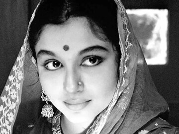 সত্যজিতের ছবির ডাক পেতেই কলকাতার স্কুলে না ঢোকার নির্দেশ শর্মিলাকে, কেন জানেন!