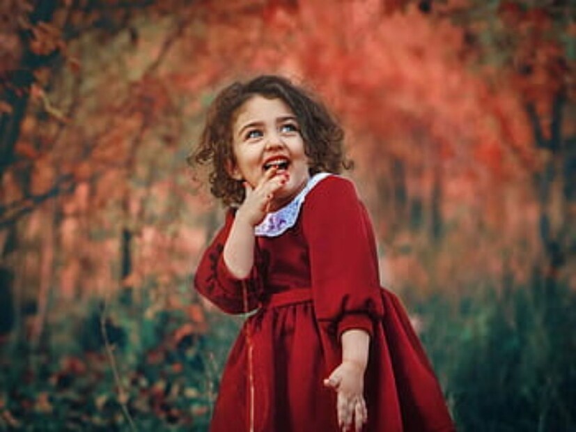 জানা যায়, দেবশিশুর মতো এই মেয়ে অনাহিতার জন্ম ২০১৬ সালে ইরানের ইস্পাহানে। একবার অনাহিতার মা তার ছবি নেট মাধ্যমে শেয়ার করে। তারপরই সমাজমাধ্যমে সবার নজর কেড়েছে এই মেয়ে।