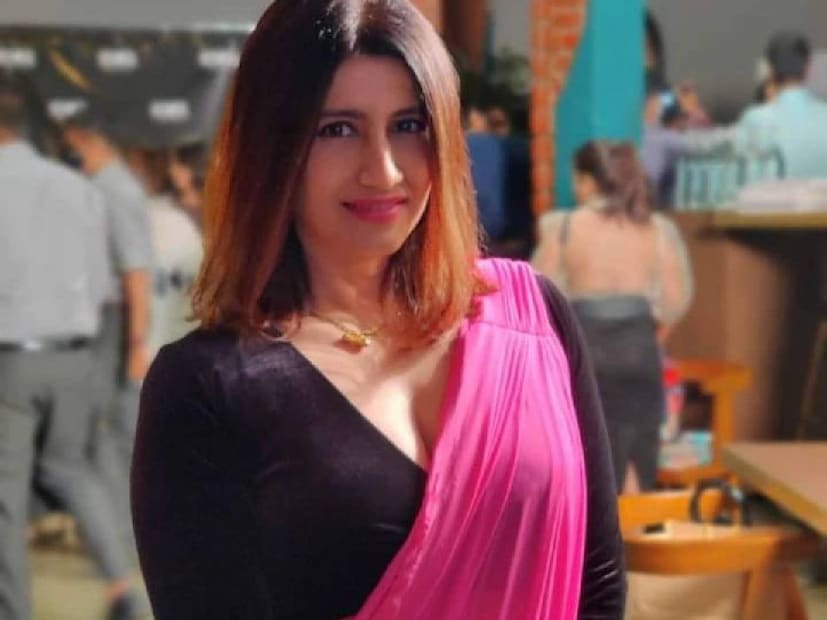 অভিনেত্রী স্মাইলি সুরি ২০০৫ সালে কলিযুগ ছবিতে প্রথমবার অভিনয় করেন। তাঁর অভিনয় এবং মিষ্টি হাসি সবার মনে জায়গা করে নিয়েছিল। 