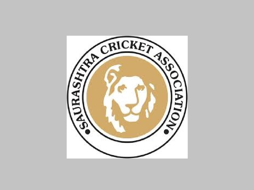 পরে সৌরাষ্ট্র ক্রিকেট সংস্থার পক্ষ থেকে জয়দেব শাহ জানিয়ে দেন কোনওভাবে ভুলক্রমে শাকারিয়ার নাম জুড়ে গিয়েছিল৷ আসলে ৭ জন নয়, ৬ প্লেয়ারের বোলিং অ্যাকশন নিয়ে প্রশ্ন রয়েছে৷ তাঁরাই এই মুহূর্তে বোলিং করতে পারবেন না৷