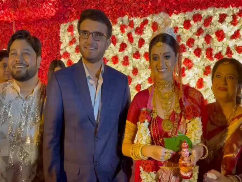 দর্শনা এবং অতিথি সৌরভের সঙ্গে ছবি তুলতে এলেন নায়িকার দাদা এবং বৌদিও। চলল সেলফি তোলার হিড়িক। মহারাজকে দেখে একাধিকবার ধন্যবাদ জানালেন দর্শনা।