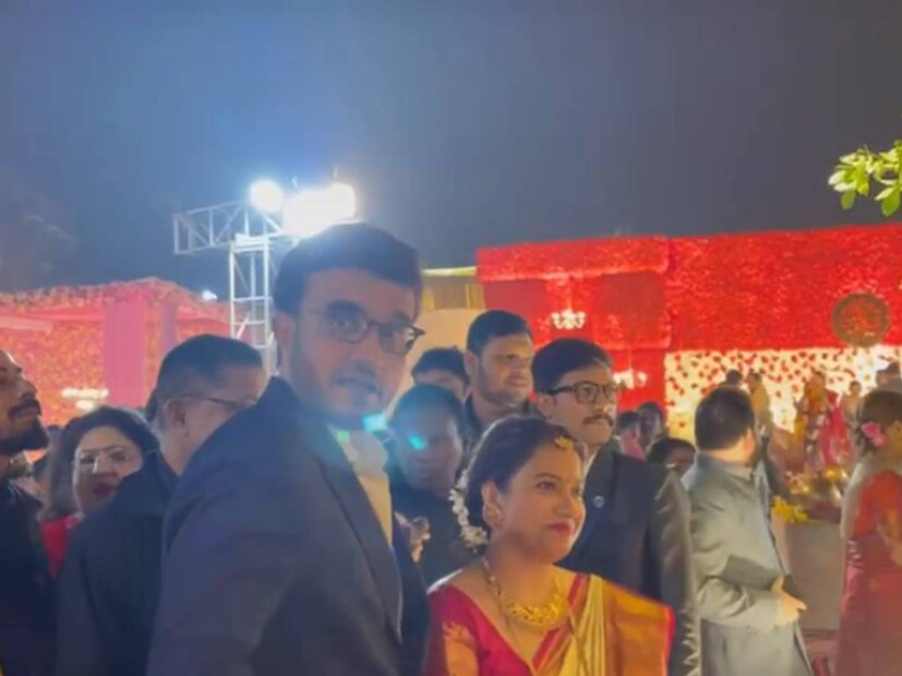 সঙ্গে সঙ্গে হাত দেখিয়ে সৌরভকে বসতে বলেন আরেক সৌরভ। ‘‘আরে বিয়ের পিঁড়ি থেকে উঠতে নেই, বস বস, আমি আছি।’’ পাশ থেকে মজা করে দর্শনার দাদা বলেন, ‘‘ঠাকুরমশাই অনুমতি দিয়েছেন।’’