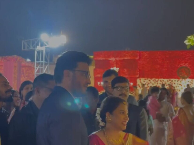 তবে দেখা দিয়েই চলে যাননি, বিয়ে শুরু হওয়ার পরেও ছিলেন মহারাজ। মণ্ডপের পাশে গিয়ে দাঁড়াতে দেখা যায় মহারাজ সৌরভকে। তাঁকে দেখেই বিয়ে পিঁড়ি থেকে উঠে দাঁড়ান সৌরভ দাস। 