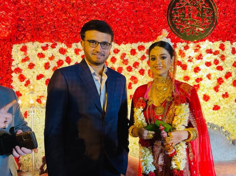 ইন্ডাস্ট্রির একাধিক তারকা ছাড়াও দর্শনা-সৌরভের বিয়েতে জোরকদমে ‘দাদাগিরি’ চলেছে। খোদ সৌরভ গঙ্গোপাধ্যায়ের পা পড়েছে সেই বিয়ের আসরে।