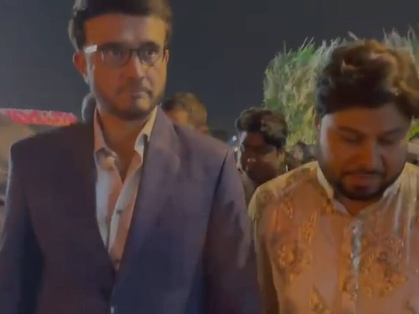 বিয়ের ঠিক আগে উপস্থিত হয়েছিলেন ভারতীয় ক্রিকেট দলের প্রাক্তন অধিনায়ক সৌরভ। চারদিক আলো করে হেঁটে গিয়ে কনে দর্শনার সঙ্গে আলাপচারিতা সারলেন বাংলার দাদা। একের পর এক ছবি উঠল তাঁদের।