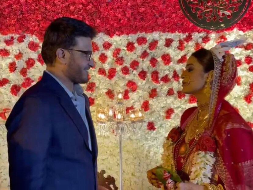 মহারাজ বলেন, ‘‘আরে না না, আমি আছি, তুই বিয়েটা সেরে নে। পরে কথা হবে। আর শুভেচ্ছা।’’ সেখান থেকে অন্যত্র চলে যান গঙ্গোপাধ্যায়। দর্শনার দাদা এবং বৌদি আতিথেয়তায় ত্রুটি রাখেননি।
