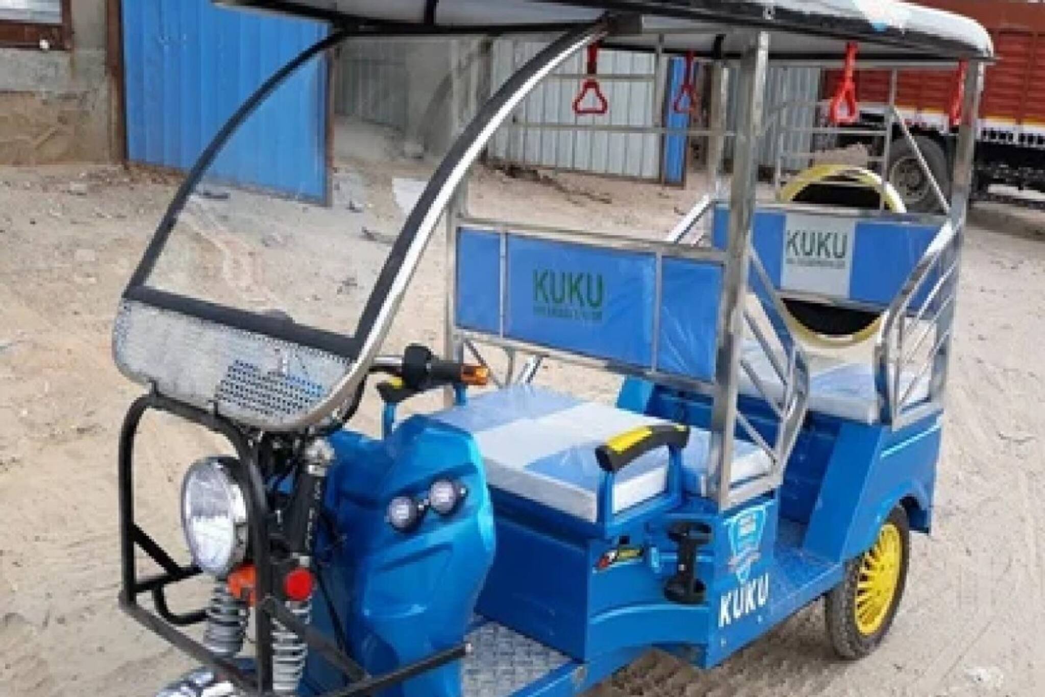 এ কী কান্ড! তিন চাকার টোটো হয়ে গেল চার চাকার গাড়ি! দেখুন ভিডিও