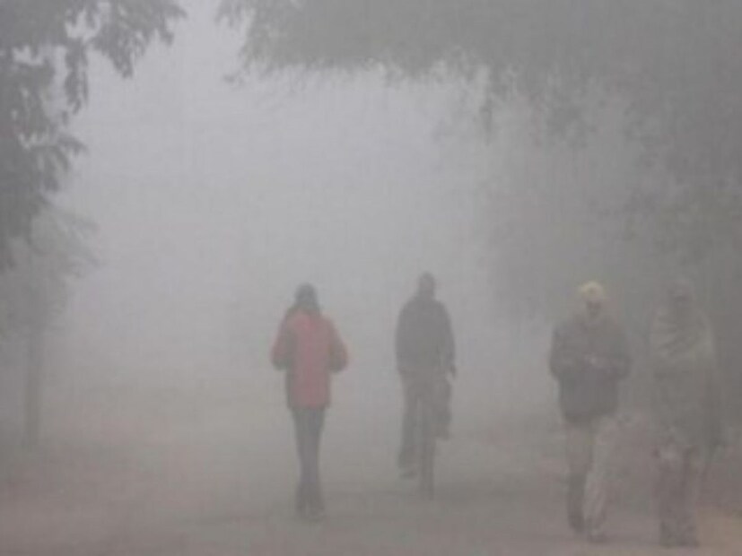 Bengal Weather Alert: রীতিমতো শীতে জবুথবু পুরুলিয়ার বাসিন্দারা। ইতিমধ্যেই ১০ ডিগ্রি ছুঁয়েছে তাপমাত্রার পারদ।‌ এই দিন পুরুলিয়া সর্বোচ্চ তাপমাত্রার পারদ থাকতে পারে ২৬ ডিগ্রি সেলসিয়াস ও সর্বনিম্ন তাপমাত্রা থাকতে পারে ১০ ডিগ্রি সেলসিয়াস। 