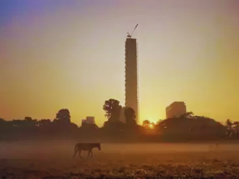 কলকাতায় ১৮ ডিগ্রির নীচে নামলো পারদ। আজ সকালে হালকা কুয়াশা থাকবে, পরে আকাশ পরিষ্কার থাকবে। শীতের আমেজ অনেকটাই বাড়ল। আগামী তিন চার দিনে ১৫ ডিগ্রির কাছাকাছি চলে যাবে কলকাতার তাপমাত্রা। শুরুতেই লম্বা স্পেলের সম্ভাবনা শীতের।