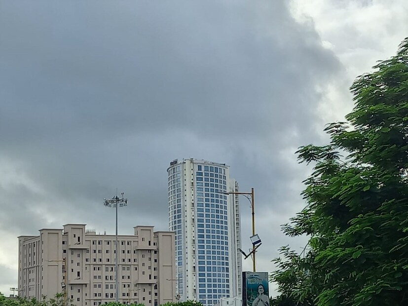 কলকাতায় আজ সকালে সর্বনিম্ন তাপমাত্রা ২১.৬ ডিগ্রি সেলসিয়াস। স্বাভাবিক তাপমাত্রার থেকে ৫ ডিগ্রি বেশি। গতকাল বিকেলে সর্বোচ্চ তাপমাত্রা ছিল ৩০ ডিগ্রি সেলসিয়াস। স্বাভাবিক তাপমাত্রার থেকে ২ ডিগ্রি সেলসিয়াস। 