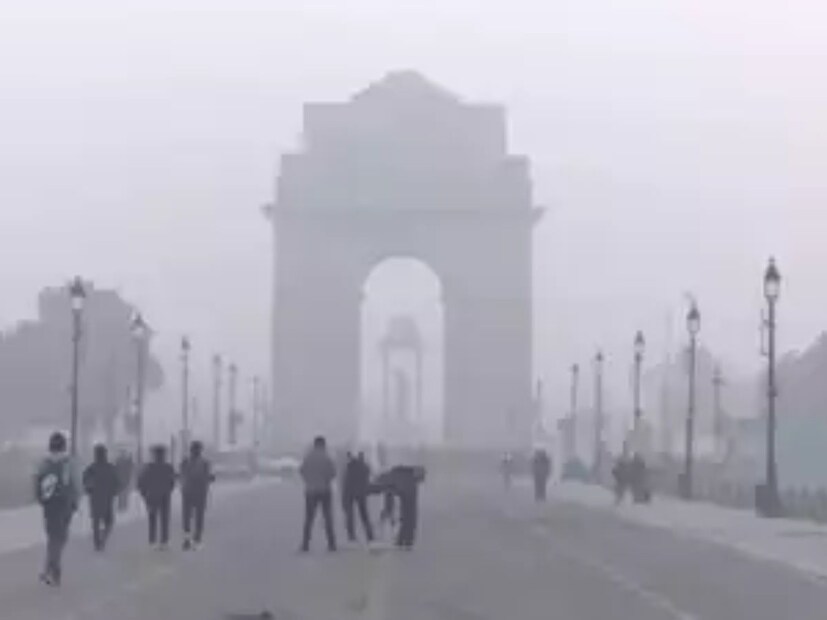 পাঞ্জাব, হরিয়ানা, চন্ডিগড়, দিল্লিতে ব্যাপক কুয়াশা ও ধোঁয়াশা। এই চার রাজ্যে তাপমাত্রা ৮ ডিগ্রি সেলসিয়াস থেকে ৪ ডিগ্রি সেলসিয়াস পর্যন্ত নামতে পারে। উত্তর রাজস্থান ও উত্তরপ্রদেশের কিছু অংশে সর্বনিম্ন তাপমাত্রা ১১ ডিগ্রির নীচে থাকবে। কোথাও কোথাও ৮ ডিগ্রী পর্যন্ত নেমে যেতে পারে।