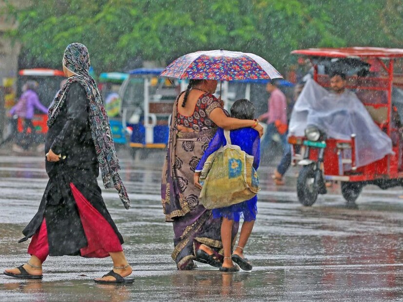 রবিবার ও সোমবারের মধ্যে প্রবল বৃষ্টির সম্ভাবনা কেরল এবং তামিলনাড়ুতে। বৃষ্টির সম্ভাবনা কেরালা, তামিলনাডু, লাক্ষাদ্বীপ এবং পুদুচেরি, মাহে, করাইকালে।