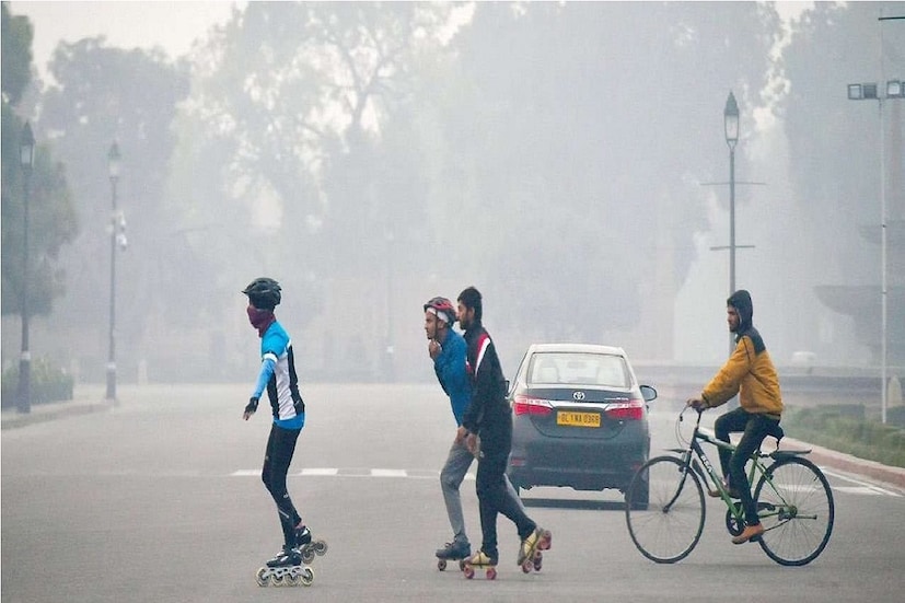 উত্তরবঙ্গে ঘন কুয়াশার দাপট। মালদা উত্তর ও দক্ষিণ দিনাজপুর জলপাইগুড়ি, আলিপুরদুয়ার, কোচবিহারে, ঘন কুয়াশার সতর্কতা। ঘরে কুয়াশা থাকবে মুর্শিদাবাদ, বীরভূম, নদীয়া এবং পূর্ব ও পশ্চিম বর্ধমানে। (ফাইল ছবি)
