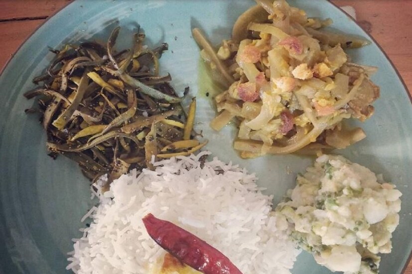 আলু ও পেঁয়াজ লাল হয়ে এলে স্বাদমতো নুন দিয়ে ১০ মিনিট ঢেকে ভাজুন। গরম ভাতের সঙ্গে পরিবেশন করুন। (Disclaimer: এই প্রতিবেদনটি কেবলমাত্র সাধারণ তথ্যের জন্য, তাই বিস্তারিত জানতে হলে সর্বদা বিশেষজ্ঞের পরামর্শ নিন।)