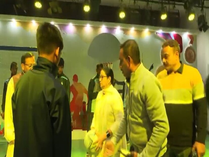 এদিন বোলার হিসাবে দেখা গেল রাজ্যের ক্রীড়ামন্ত্রী অরূপ বিশ্বাসকে। তিনি বল করলেন। 