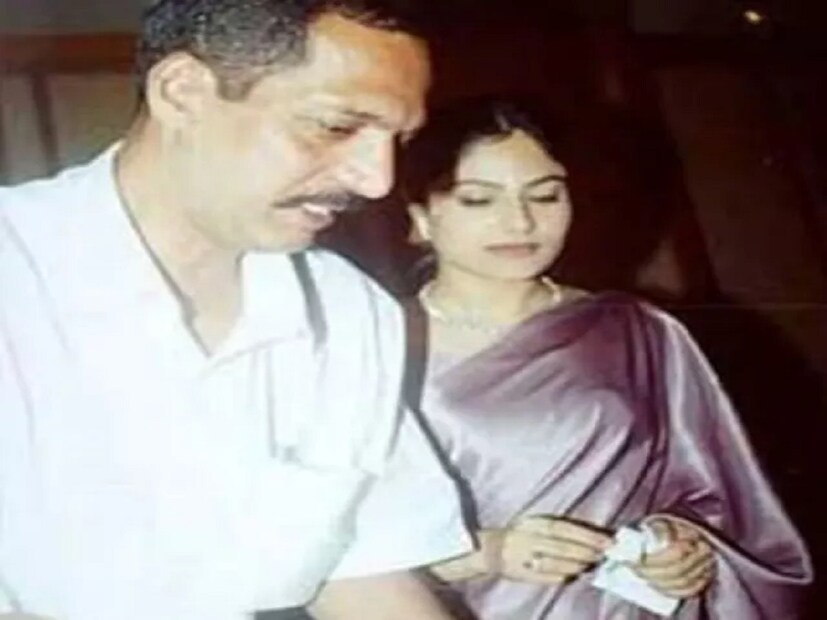 নানা এবং মণীষার সম্পর্ক যখন ভাঙনের চূড়ান্ত পর্যায়ে তখন তাঁদের মাঝে তৃতীয় ব্যক্তির আবির্ভাব ঘটে। বলি অভিনেত্রী আয়েশা ঝুলকার প্রতি ঝুঁকে পড়েন নানা। নানা এবং আয়েশাকে বন্ধ ঘরে আপত্তিকর অবস্থায় দেখে ফেলেন মণীষা। আয়েশাকে কটুকথা শোনাতে ছাড়েননি অভিনেত্রী।