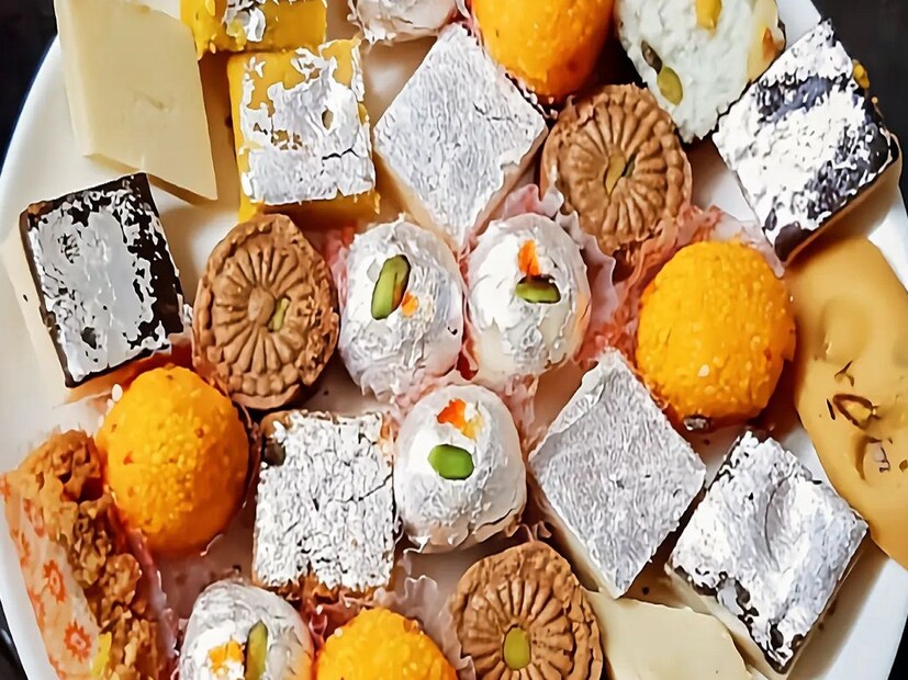 একবার ভাবুন তো আপনার কি কোনও সময় খাবার খেলেই মনে হয় একটা মিষ্টি খাই? বা ভাত-রুটি খেলেই শেষে একটা মিষ্টির অনুপস্থিতি মনে হয়? এমতাবস্থায় বুঝতে হবে মিষ্টি খাবারের লোভ শরীরে ঘাটতির দিকেই ইঙ্গিত করছে।