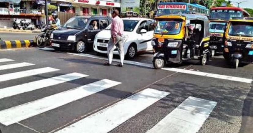 জেব্রা ক্রসিং :রাস্তায় পথচারীদের পারাপারের জন্য যে সাদাকালো ডোরাকাটা রেখা দেখা যায় তাই হচ্ছে জেব্রা ক্রসিং।জেব্রা ক্রসিংয়ে পা না রাখা পর্যন্ত চালক তার গাড়ির গতি কমাতে বাধ্য নন। পথচারী পা রাখার পর চালক গাড়ির গতি কমিয়ে পথচারীকে পারাপারের সুযোগ দিবেন। এজন্য গাড়ির গতি-প্রকৃতি বুঝে পথচারী জেব্রা ক্রসিংয়ে পা রেখে আগন্তুক গাড়িকে সংকেত দিবেন।