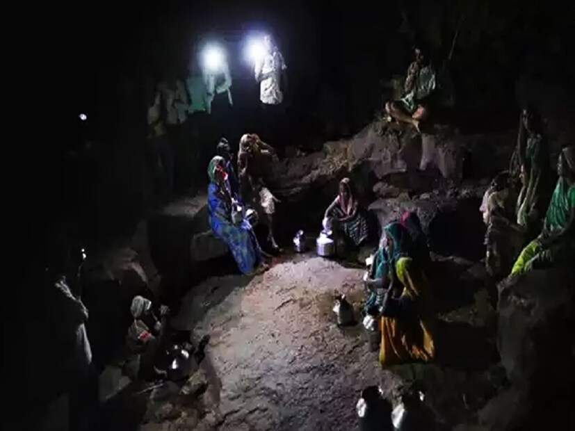 জয়রাম স্বীকার করেছেন যে, বিয়ে না টেকার ব্যাপারে এই গ্রামের বদনাম রয়েছে। ২০০৮-’০৯ সালে তিন জন বিবাহিত মহিলা জলের অভাবে বিয়ের কয়েক দিনের মধ্যেই গ্রাম ছেড়েছিলেন। এখন অনেকেই তাঁদের মেয়েদের এই গ্রামের পুরুষদের সঙ্গে বিয়ে দিতে রাজি হন না। জয়রাম বলেন, “এক বার যখন কেউ জানতে পারেন যে বরের বাড়ি দান্ডিচি বারিতে, তখনই তাঁরা বিয়ের আলোচনা বন্ধ করে দেন।”