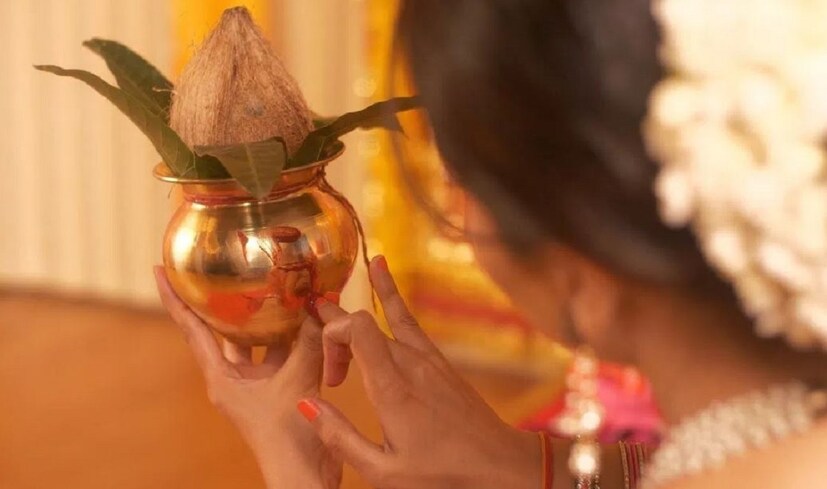 বাস্তু মতে বলা হয়েছে স্বস্তিক হাতে আঁকতে পারেন! অথবা বাড়ির এই বিশেষ দিকে আপনি অষ্টধাতু দিয়ে তৈরি স্বস্তিক প্রতীকও রাখতে পারেন। সমান কাজ দেবে! photo source collected 