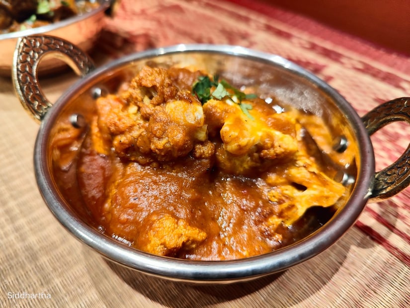 এমনিতে বিগত তিরিশ বছর ধরে খাঁটি বাঙালি খাবার পরিবেশন করে আসছে আহেলি। রেগুলার থালি তো মিলবেই, সেই সঙ্গে আলা-কার্টেও বিভিন্ন পদের স্বাদ উপভোগ করা যাবে। তবে পৌষ-পার্বণ বিশেষ ভাবে উদযাপন ইতিমধ্যে শুরু হয়ে গিয়েছে। আর সেই বিশেষ মেন্যুতে কী কী রয়েছে, সেটাই একবার দেখে নেওয়া যাক। 