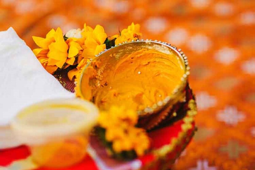 বিয়ের সকাল গমগম করে 'গায়ে হলুদ' অনুষ্ঠানে। হবু বর আর কনেকে হলুদ মাখিয়ে স্নান করানো হয়। কিন্তু কেন বলুন তো গায়ে হলুদ মাখানো হয়? বিয়ের সকালে গাত্রহরিদ্রা বা গায়ে হলুদের প্রচলন কেন হল? নেপথ্যে রয়েছে বড় বৈজ্ঞানিক কারণ--