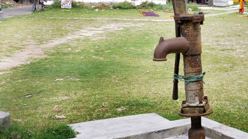 শীতকালে হাড়হিম ঠান্ডায় বার বার গিজার চালিয়ে বা ওভেনে ডেকচিতে গরম করে তবেই হাত দেওয়া যায় জলে। অথচ অবাক কাণ্ড হল, এই একই সময় দেখা যায়, টিউবওয়লের জল কিন্তু বেশ আরামদায়ক উষ্ণ থাকে।