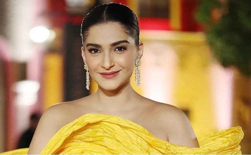 *সোনম লিখেছেন, 'নববর্ষ উপলক্ষে আমি এই পৃথিবীতে শান্তি চাই। জীবন আমাকে যা দিয়েছে তার জন্য আমি কৃতজ্ঞ। সবাইকে শুভ নববর্ষ. সবাইকে ভালবাসি।'