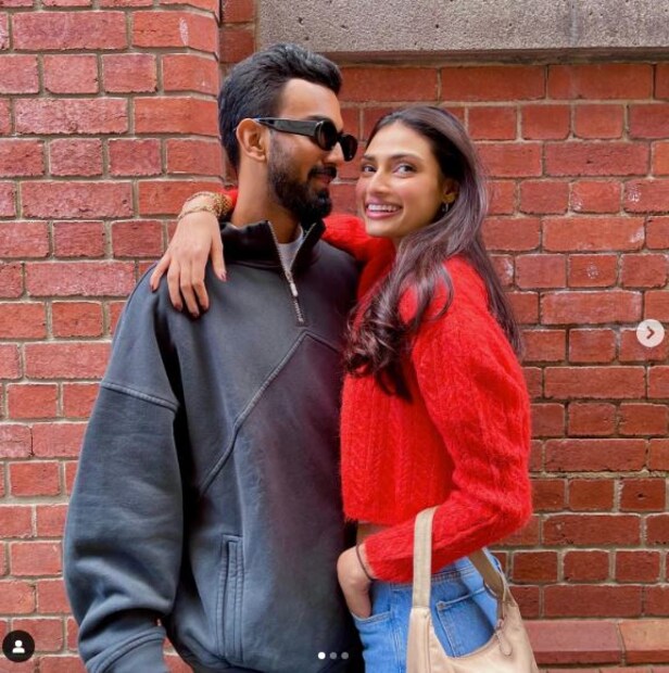 বাবা হতে চলেছেন কে এল রাহুল। বলিউড অভিনেত্রী আথিয়া শেঠির সঙ্গে বিয়ের বছর ঘোরেনি। এরই মধ্যে কি কে এল রাহুলের পরিবারে নতুন সদস্য আসতে চলেছে!