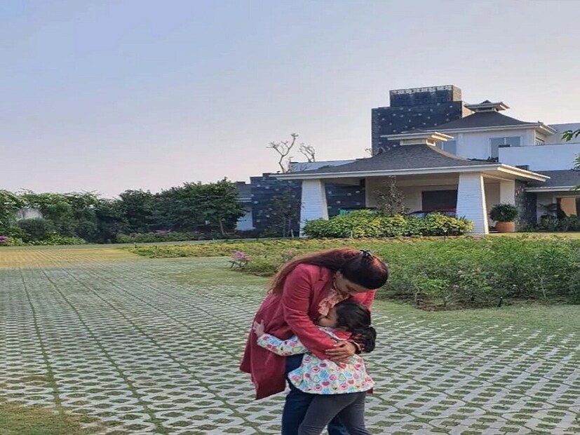 ধোনি এমনিতে সোশ্যাল মিডিয়ায় ছবি শেয়ার করেন খুবই কম। তবে তাঁর স্ত্রী সাক্ষী মাঝেমধ্যে তাঁদের খামারবাড়ির ছবি শেয়ার করে থাকেন।
