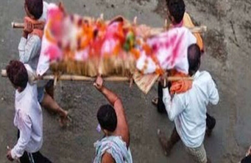 অন্ত্যেষ্টিক্রিয়ার সময় মৃতদেহ চার কাঁধে বহন করার প্রথা রয়েছে। তবে বৃহন্নলাদের মৃতদেহ শেষকৃত্যের জন্য দাঁড়িয়ে থাকা অবস্থায় বহন করা হয়। কেউ কেউ বিশ্বাস করেন, সাধারণ মানুষ মৃত বৃহন্নলার দেহ দেখলে তাঁর পুনরায়  বৃহন্নলা হয়ে জন্মানোর সম্ভাবনা থাকে।