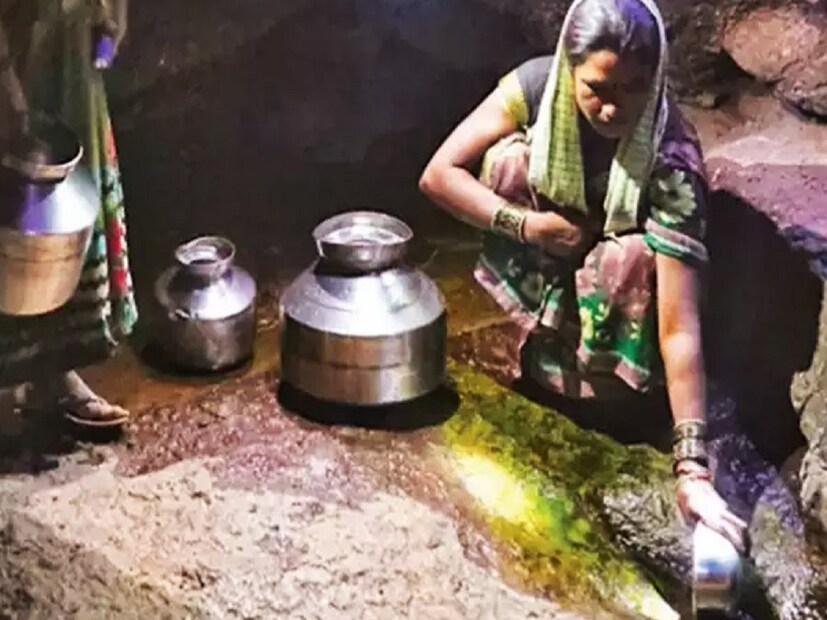 গোবিন্দ বলেন, “২০১৪ সালে গ্রামের এক জনের বিয়ে হয়েছিল। সেই বিয়ে মাত্র দু’দিনের জন্য স্থায়ী হয়েছিল। বিয়ের দু’দিনের মাথায় স্বামীর ঘর ছা়ড়েন ওই বধূ। এই ঘটনা লোকমুখে ব্যাপক ভাবে ছড়িয়ে পড়েছিল।’’ গোবিন্দ আরও জানান, জল আনার জন্য ওই নববধূ গ্রামের বাকি গৃহবধূদের সঙ্গে পাহাড়ের নীচে গিয়েছিলেন। এক দিন জল আনতে গিয়েই বুঝে গিয়েছিলেন যে, এই গ্রামে বসবাস করা কতটা কঠিন।