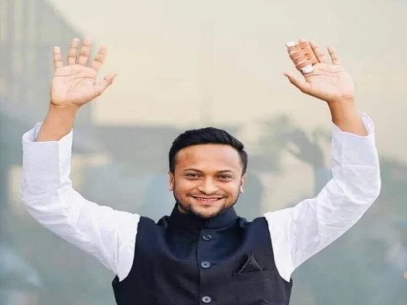 এদিকে ভোটে জিতে সংসদীয় রাজনীতিতে প্রবেশ করলে কি আর আন্তর্জাতিক ক্রিকেটার হিসেবেও কেরিয়ার রাখবেন প্রশ্নের উত্তরে শাকিব সরাসরি জানিয়েছেন, তিনি ক্রিকেট থেকে অবসর এখনও নেননি, তাহলে ক্রিকেট না খেলার কথা কেন ভাবনা হচ্ছে৷