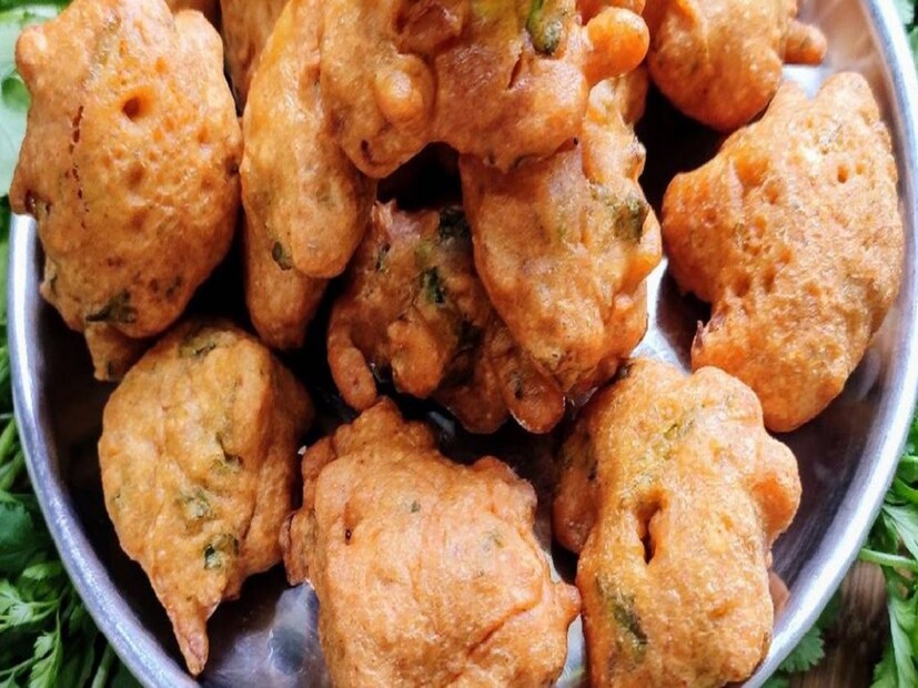 সোমবার বেসনের তৈরি জিনিস খাওয়া এড়িয়ে চলা উচিত। তাই এই দিনে বেসন দিয়ে তৈরি পকোড়া বা চিলা ইত্যাদি খাওয়ার চেষ্টা করবেন না। একান্তই যদি খেতে হয় তাহলে আপনি সেগুলি বাকওয়েট ময়দা থেকে তৈরি করে খেতে পারেন।