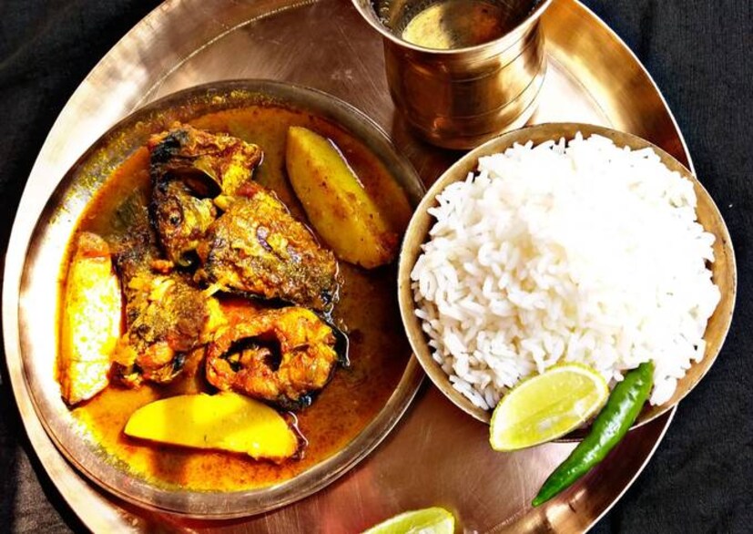 মাছ হাই-প্রোটিনযুক্ত খাবার, তাই হজম হতে সময় লাগে। বিশেষ করে তা যদি বড় মাছ হয়! মাছের তেল-ও হজম করতে সময় লাগে অনেকক্ষণ। আর খাবার হজম না হলে যে শারীরিক কষ্ট হয়, তা আর কারই বা অজানা! তাই রাতে মাছ খেতে বারণ করেন চিকিৎসকেরা। দুপুরে মাছ খেলে হজম করার অনেকটা সময় পাওয়া যায়, তাই কোনও শারীরিক সমস্যা হয় না।