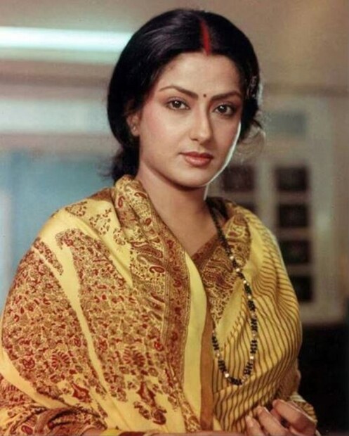 সুন্দর মুখ এবং সুন্দর হাসির সেই অভিনেত্রী হলেন মৌসুমী চট্টোপাধ্যায়। ধর্মেন্দ্র, জিতেন্দ্র এবং বিনোদ খান্নার মতো বড় অভিনেতাদের সঙ্গে কাজ করেছিলেন। খুব অল্প বয়সেই তাঁর বিয়ে হয়।