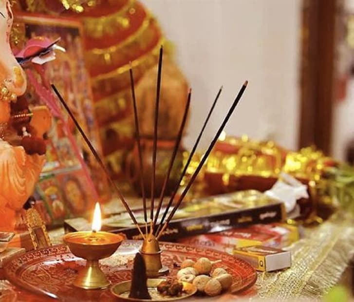 একাদশীর উপবাসে কী খাবেন?পুত্রদা একাদশীর উপবাসের সময়, আপনি আলু, মিষ্টি আলু, যে কোনও ধরনের শাক এবং শিলা লবণ খেতে পারেন। এ ছাড়া চিনি, বাদাম, দুধও খেতে পারেন।