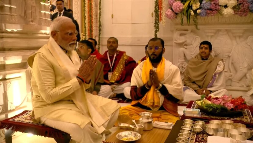 পঞ্চপ্রদীপে রামলালার আরতি করছেন প্রধানমন্ত্রী মোদী। 'প্রাণপ্রতিষ্ঠা' সম্পন্ন হয়েছে। শঙ্খ-ঘণ্টাধ্বনিতে মুখরিত অযোধ্যা।