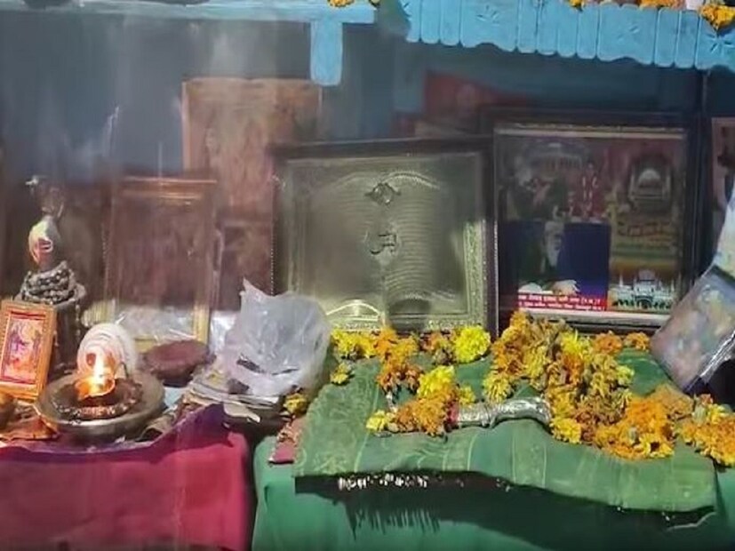 কোড়িয়া জেলা সদর থেকে মাত্র ১৫ কিলোমিটার দূরে বারদিয়া নামে একটি গ্রাম রয়েছে, যেখানে পল্লী দেবী তাঁর বাপের বাড়িতে থাকেন। ৪৫ বছর বয়সী পল্লী দেবী৷ বিয়ে হয়েছিল ১৯৮৫ সালে, কিন্তু প্রথমবার ফিরে আসার পর তিনি আর শ্বশুর বাড়িতে যাননি। তারপর থেকে সে খাবার-জল ছেড়ে দিয়েছেন৷ 