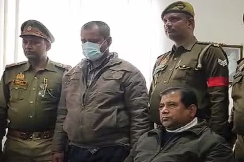 তিনি আদতে বিহারের জেহানাবাদের বাসিন্দা। অভিযুক্তের দাবি, তিনি একটি চালকল ব্যবসায়ীর হয়ে কাজ করেন। বারাণসীতে এসেছিলেন ব্যবসার টাকা সংগ্রহ করতে। আর ব্যবসায়ীদের থেকে টাকা সংগ্রহ হয়ে গেলেও বিহারের জেহানাবাদ ফেরার কথা ছিল তাঁর। কিন্তু নিরাপত্তার স্বার্থে চিরুনি তল্লাশির সময়েই ধরা পড়ে যান তিনি।কিন্তু পুলিশ যখন ওই সন্দেহভাজন যুবকের কাছ থেকে টাকা লেনদেনের অ্যাকাউন্টের কথা জানতে চায়, তখন তেমন জোরালো উত্তর দিতে পারেননি তিনি। এমনকী এই সংক্রান্ত কোনও কাগজপত্রও আয়কর দফতরের সামনে পেশ করতে পারেননি ওই সন্দেহভাজন। 