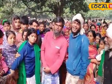মৃত শ্রমিকের শোকাহত পরিবার
