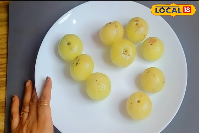 আমলকি- আমলকিতে প্রচুর পরিমাণে ভিটামিন সি এবং অন্যান্য প্রচুর উপকারী উপাদান রয়েছে, যা আমাদের ত্বকের জন্য খুবই প্রয়োজনীয়। ত্বককে ডিটক্সিফিকেশন করতে সাহায্য করে আমলকি। আমলকি রক্ত পরিশুদ্ধ করে ত্বককে পরিস্কার এবং উজ্জ্বল দেখাতে সাহায্য করে। তাই শীতে খাবারে রাখুন আমলকি।